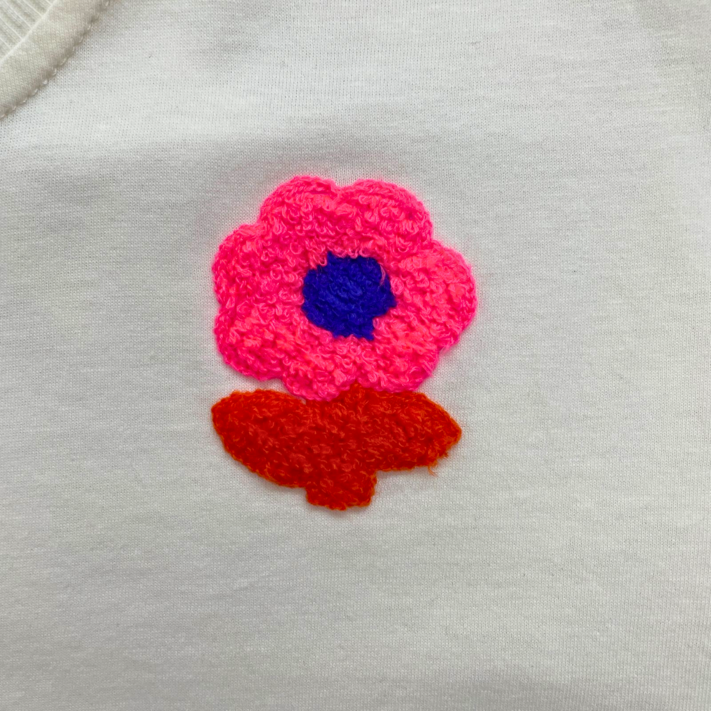Playera bordada de flores