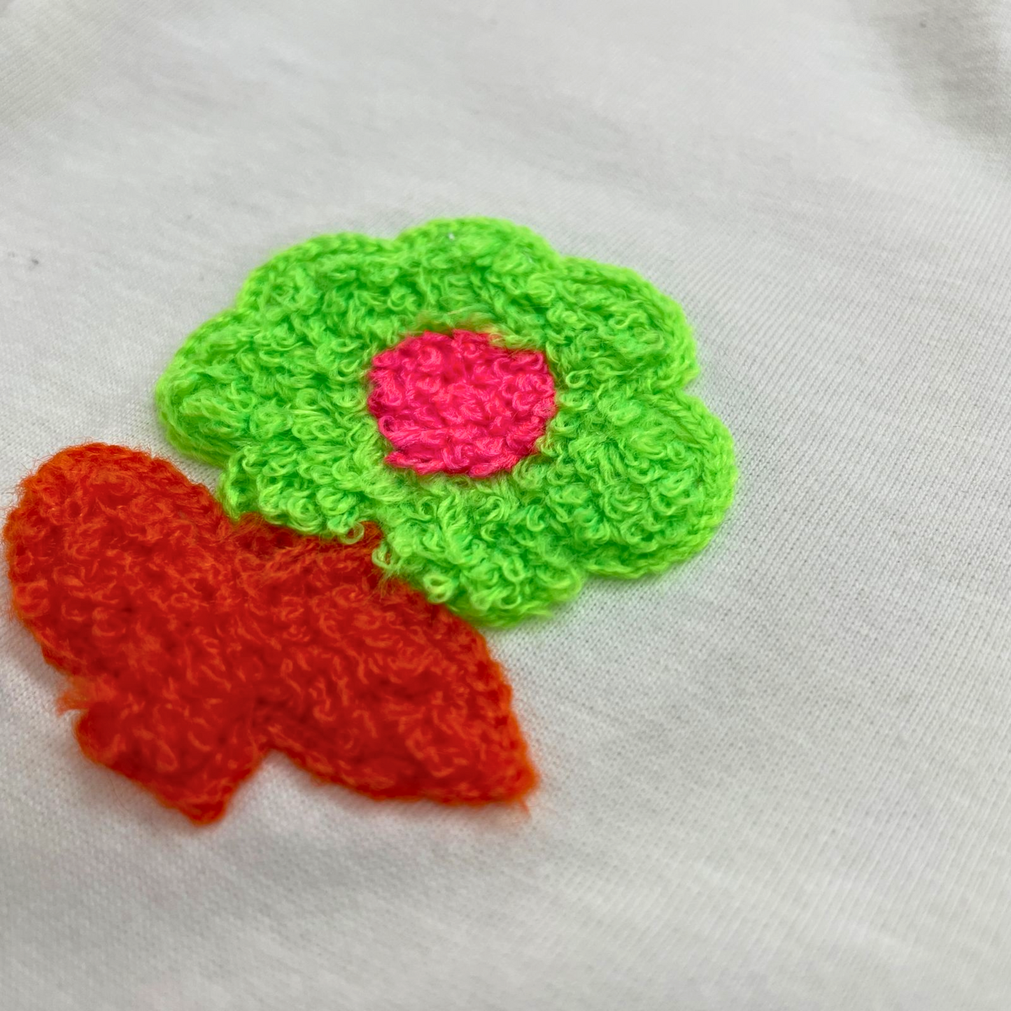 Playera bordada de flores